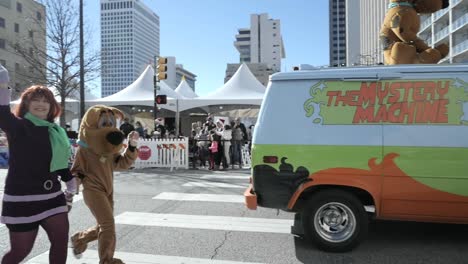 Cosplay-En-Cámara-Lenta-De-Scooby-Y-Daphne-Detrás-De-Una-Máquina-Misteriosa-Saludan-A-Los-Niños-En-El-Desfile-Navideño-De-Tulsa.