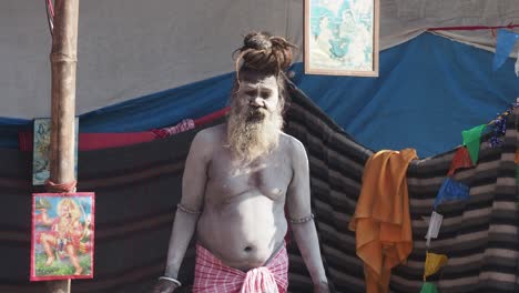 Imagen-De-Retrato-De-Un-Naga-Sadhu-En-El-Campamento-De-Tránsito-De-Ganga-Sagar-En-Kolkata,-Bengala-Occidental,-India