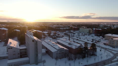 Hermosa-Puesta-De-Sol-De-Invierno-Sobre-Los-Edificios-De-Incubadoras-De-Biotecnología-De-Umea,-Suecia