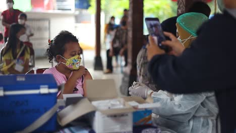 Yogyakarta,-Indonesia---20-De-Diciembre-De-2021:-Una-Niña-De-Escuela-Primaria-Está-Recibiendo-La-Vacuna-Covid-19
