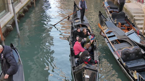 Venecia,-Italia---09-De-Septiembre-De-2021:-Pueblos-En-Góndola-Por-Los-Canales-De-Venecia,-Italia.