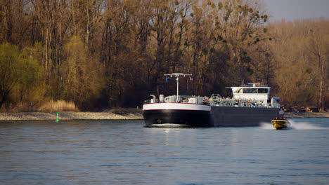 Barco-De-Transporte-Industrial-Navegando-Con-Gas-O-Líquidos-En-El-Rin-Cerca-De-Karlsruhe,-Alemania