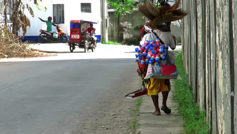 Un-Vendedor-Ambulante-De-Productos-Sencillos-De-Limpieza-Para-El-Hogar-Que-Se-Dirige-A-Pie-Hacia-Las-Zonas-Residenciales-De-La-Ciudad-De-Mandaue-Con-La-Esperanza-De-Realizar-Una-Venta