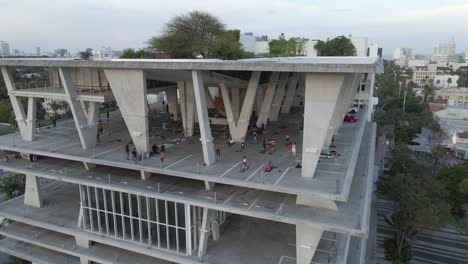 Antena-Giratoria-Del-Jardín-De-La-Azotea-Parkade-Y-Clase-De-Ejercicio-En-Miami