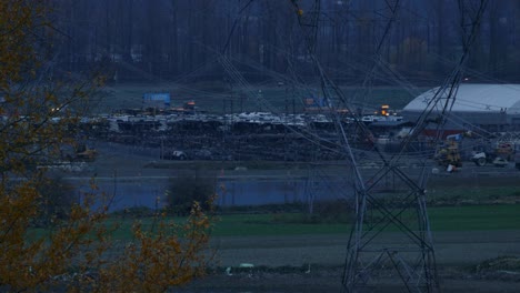 Blick-Auf-Ein-überflutetes-Haus,-Eine-Autobahn-Und-Eine-Stromleitung-Am-Abend