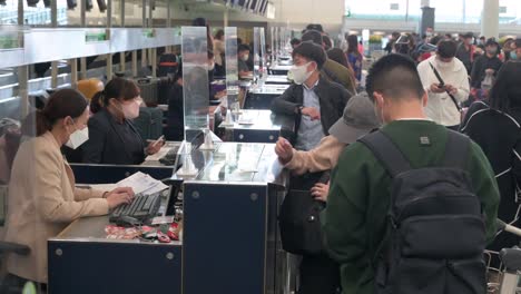 Passagiere-Werden-Am-Check-in-Schalter-Der-Fluggesellschaft-Am-Internationalen-Flughafen-Chek-Lap-Kok-In-Hongkong,-China,-Gesehen