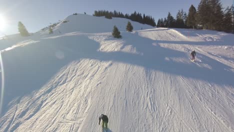 Verfolgen-Sie-Die-Abfahrt-Des-Skifahrers-Durch-Ein-Wunderschönes-Schweizer-Resort,-FPV-Drohnenaufnahmen-Aus-Der-Luft