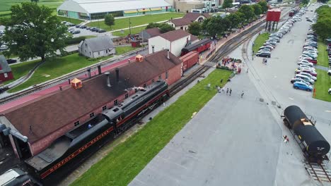 Luftaufnahme-Eines-Antiken-Dampfzugs,-Der-In-Den-Bahnhof-Einfährt