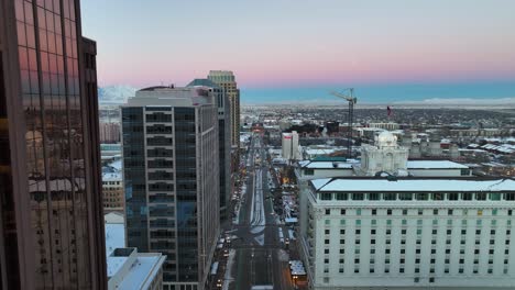 Excelentes-Vistas-Aéreas-E-Impresionantes-Colores-Del-Amanecer-Sobre-North-Temple-Street-En-El-Centro-De-Salt-Lake-City,-Utah:-Movimiento-Hacia-Adelante