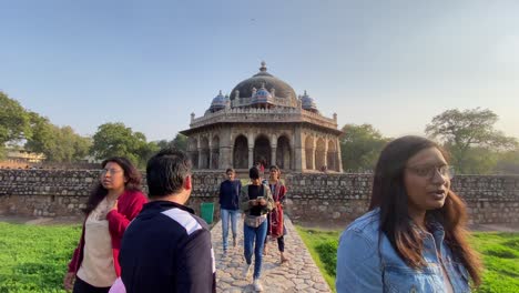 La-Gente-Visita-La-Tumba-De-Isa-Khan