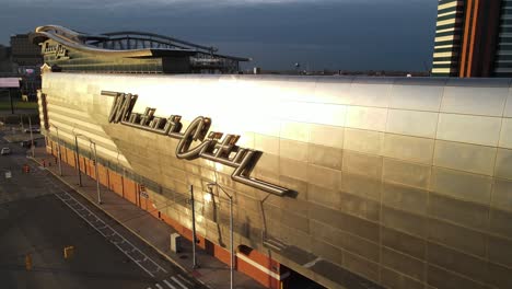 Sunlit-Exterior-View-With-Signage-Of-MotorCity-Casino-Hotel-at-Dusk-In-Detroit,-Michigan,-USA