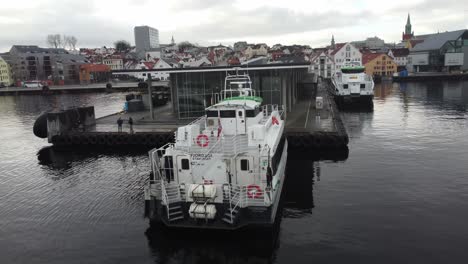 Barco-Exprés-De-Pasajeros-De-Alta-Velocidad-Llamado-Fjordsol-De-Norled-Company-I-Junto-Al-Muelle-En-Stavanger,-Noruega---Antena