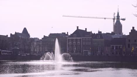 Vista-Del-Hofvijver-Con-Fuente-En-El-Centro-De-La-Ciudad-De-La-Haya,-Países-Bajos