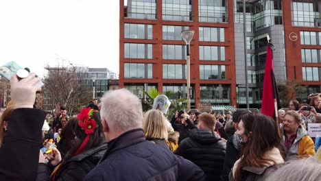 Multitud-Patriótica-En-Ucrania-Manifestación-De-Protesta-Contra-La-Guerra-En-Las-Calles-De-La-Ciudad-De-Manchester