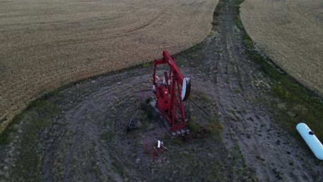 Roter-Ölpumpenheber,-Der-In-Der-Landschaft-Von-Alberta-Arbeitet