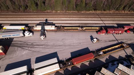 Luftdrohnenansicht-über-LKWs-Und-Lademaschinen-In-Der-Containerfrachtzone,-Vancouver-In-Kanada