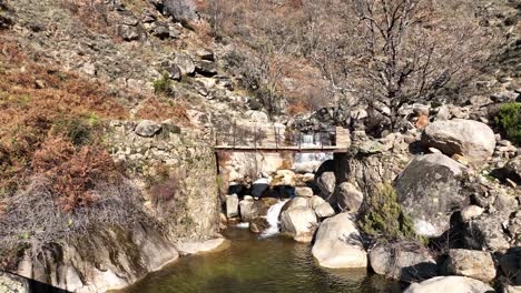 Wunderschöne-Aufnahme-Eines-Wasserfalls