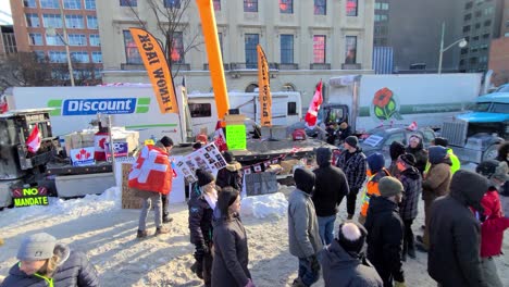 Protest-Gegen-Covid-Impfstoffe-Und-Beschränkungen,-LKW-Fahrer-Stoppen-Den-Verkehr-–-Schwenk