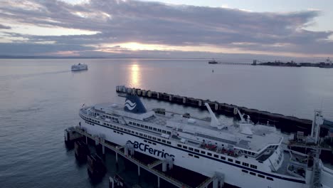 Ferry-Bcferries-Atracado-En-La-Terminal-De-Ferry-Tsawwassen-Vancouver-Al-Atardecer,-Vista-Aérea-De-Drones