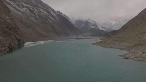 Vuelo-Aéreo-Sobre-Aguas-Tranquilas-Del-Lago-Attabad-En-El-Valle-De-Hunza