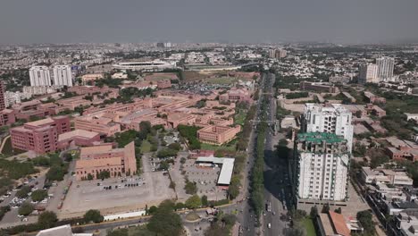 Vuelo-Aéreo-Sobre-El-Hospital-Agha-Khan-En-Karachi,-Pakistán