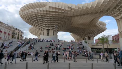 Blick-Auf-Den-Vom-Berliner-Architekten-Jürgen-Mayer-Entworfenen-Platz-Setas-De-La-Encarnacion,-Während-Einwohner-Und-Touristen-Ihren-Abend-In-Sevilla,-Spanien,-Genießen