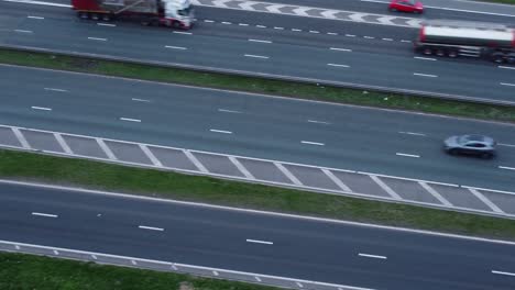 Vista-Aérea-De-Vehículos-De-Tráfico-Aéreo-Que-Circulan-Por-Los-Concurridos-Carriles-De-La-Autopista-M62-Del-Reino-Unido.