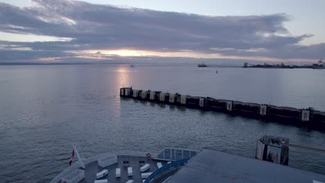 Die-Fähre-Legte-Bei-Sonnenuntergang-Am-Tsawwassen-Vancouver-Terminal-An,-Britisch-Kolumbien-In-Kanada