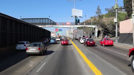 Traffic-on-highway-at-morning-in-Mexico-City,-handheld