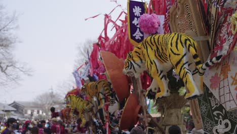 Carrozas-Del-Año-Del-Tigre-Sagicho,-Alineadas-En-Exhibición-Para-Ser-Juzgadas