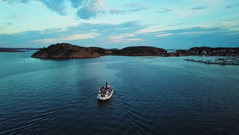 Drone-Siguiendo-Un-Pequeño-Ferry-En-Aguas-Suecas