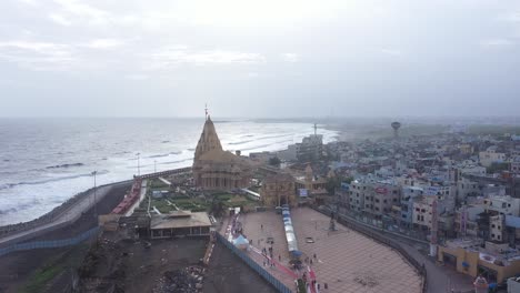 Hermosa-Toma-Aérea-Vespertina-De-Somnath-Mandir-De-Gujrat