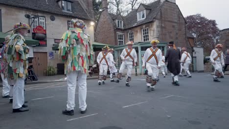 Die-Marktstadt-Upingham-Empfängt-Die-Rutland-Morris-Men-Auf-Dem-Marktplatz,-Um-Für-Traditionellen-Volkstanz-Und-Musik-Zu-Sorgen