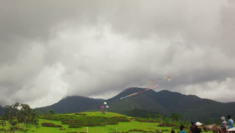 Espectadores-Asombrados-Mientras-Las-Cometas-Vuelan-Sobre-El-Campamento-Amadurra.