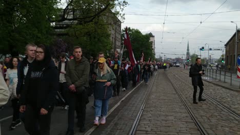 Multitud-De-Personas-Marchan-En-Las-Calles-De-Riga,-Contra-El-Monumento-Soviético