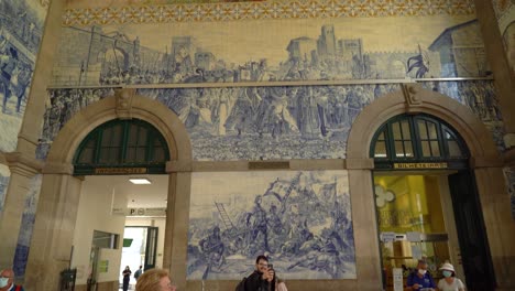 Mosaicos-De-Cruzadas-En-La-Estación-De-Tren-De-Sao-Bento