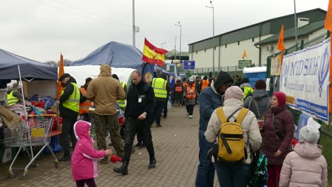 Refugiados-Y-Voluntarios-En-El-Cruce-Fronterizo-Aduanero-Polaco---Ucraniano