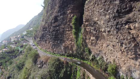 Ein-Wasserfall-Mitten-Auf-Der-Straße-Auf-Madeira