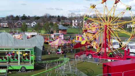 Pequeño-Pueblo-Colorido-Recinto-Ferial-Vacaciones-De-Semana-Santa-Atracciones-En-El-Parque-Público-Vista-Aérea