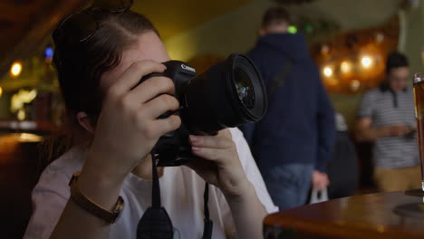 Fotograf-Im-Amsterdamer-Cannabis-Café-Beim-Fotografieren-Mit-Roter-4K-Zeitlupenkamera