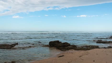 Un-Corto-Recorrido-Por-La-Playa-De-Gonubie-En-El-Sur-De-áfrica