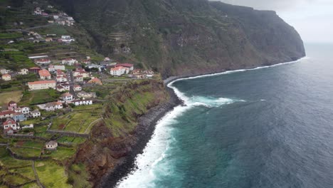 Agua-Chocando-Contra-Las-Rocas-En-Madeira