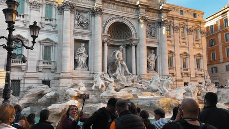 Gruppe-Von-Touristen-Besucht-Den-Berühmten-Trevi-Brunnen-Und-Macht-Selfies-Mit-Der-Kamera-In-Rom