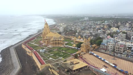 Luftaufnahme-über-Dem-Wunderschönen-Somnath-Mahadev-Tempel,-Dem-ältesten-Shiva-Jyotirlinga-Indiens