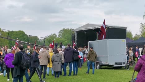 Manifestación-En-Apoyo-A-La-Eliminación-Del-Monumento-Del-Patrimonio-Soviético-De-Riga,-Patriotismo-Letón