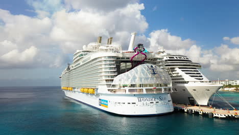 Drohnenaufnahme-Des-Kreuzfahrtschiffes-Wonder-Of-The-Seas-Royal-Caribbean,-Das-Anlegt-Und-Rotiert