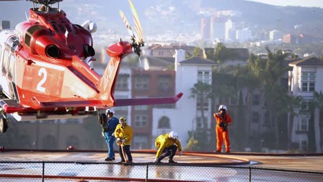 Helicóptero-De-Rescate-Aterrizando-En-La-Estación-De-Bomberos,-En-El-Soleado-Los-Ángeles,-EE.UU.