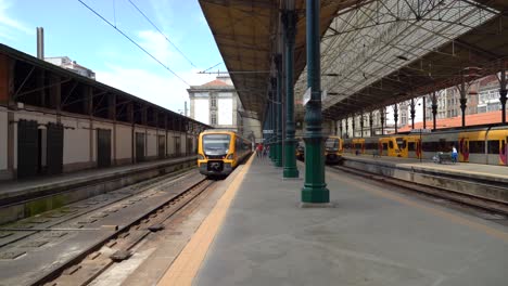 Jóvenes-Posando-Y-Tomando-Fotos-Cerca-Del-Tren-En-La-Estación-De-Tren-De-Sao-Bento.