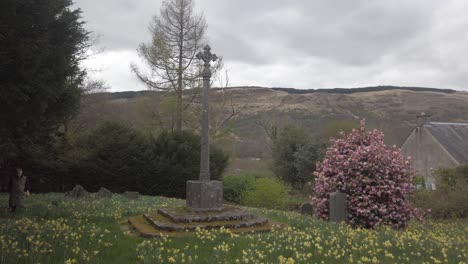 A-cross-memorial-in-an-old-graveyard