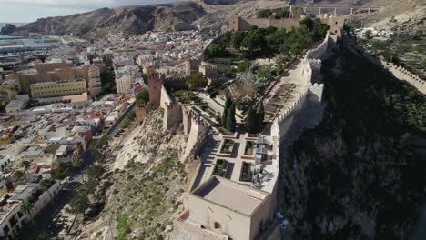 Posición-Estratégica-En-La-Cima-De-Una-Colina-De-La-Fortaleza-Del-Califato,-Alcazaba-De-Almería